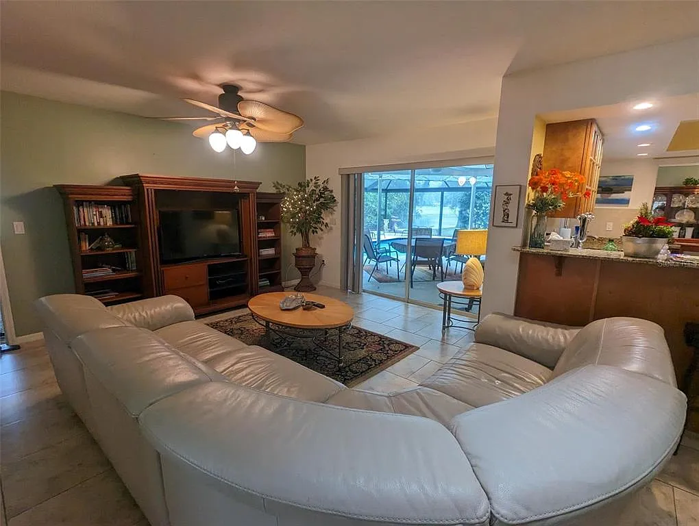 3 bed, 2.0 bath, 2098 sqft, $3,500 — Photo 4