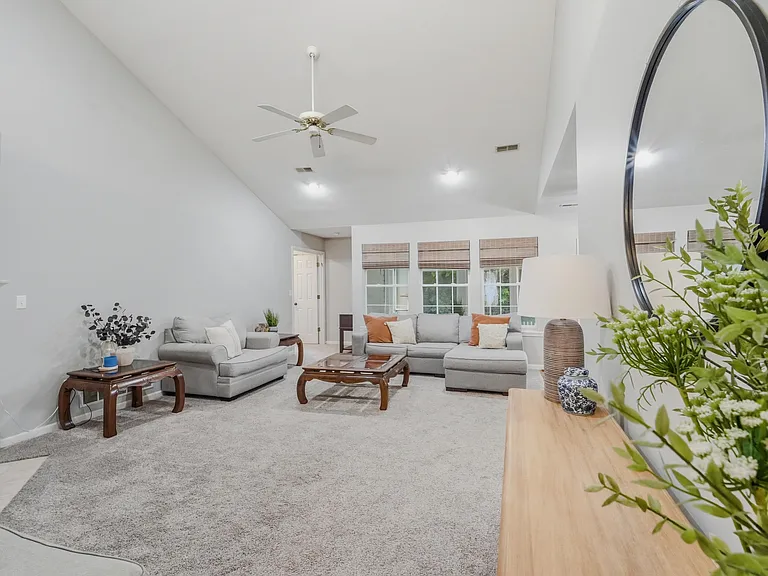209 Norwich Dr — Photo 9
