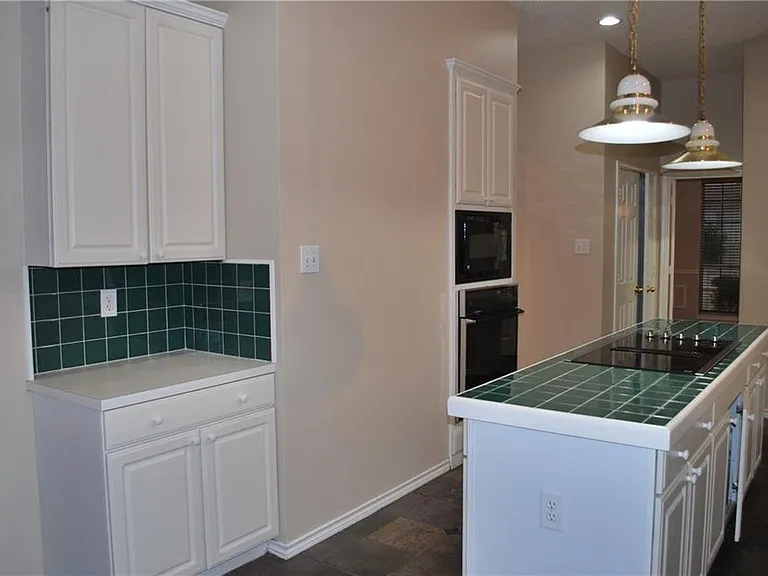 2685 Hillside Dr — Photo 3