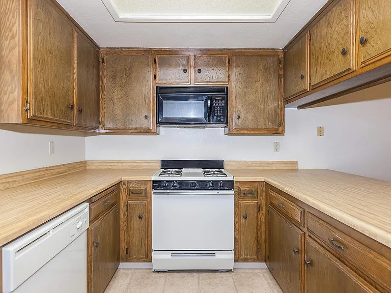 Laurelwood West Villas — Photo 18