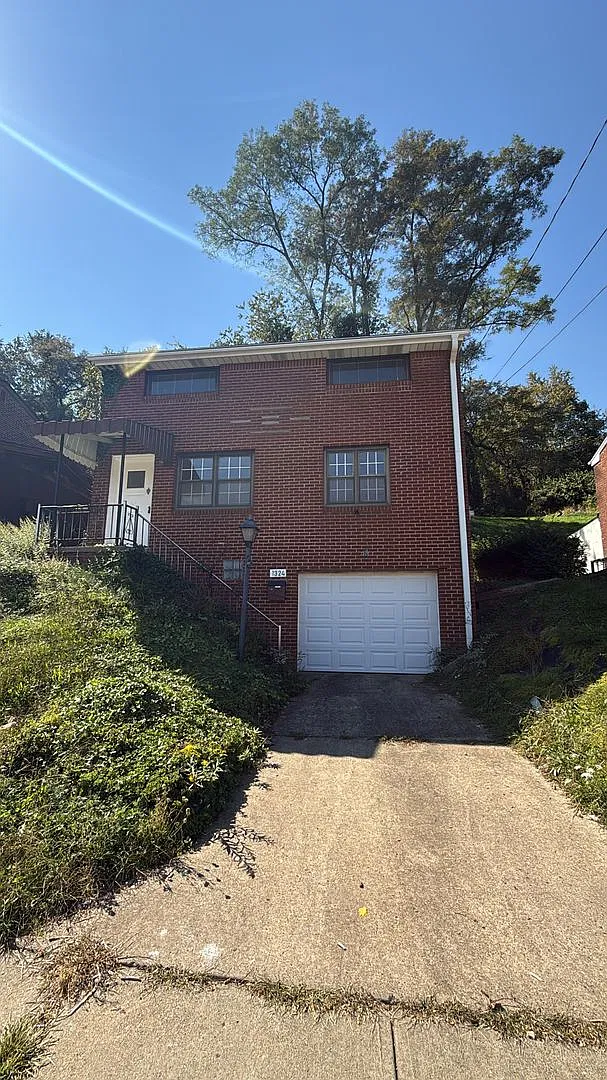 3 Bedroom Home in Port Vue! — Photo 1
