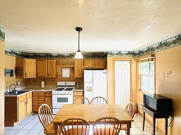 5th image of 70 Pine Ln