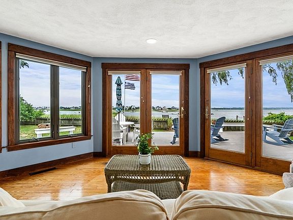 2nd image of 27 Harbor St