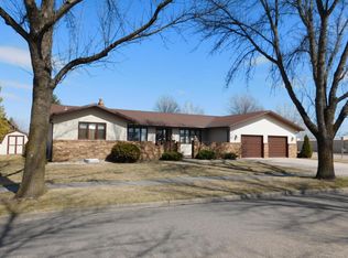 4 Inland Hills Ct, Grand Forks, ND 58201