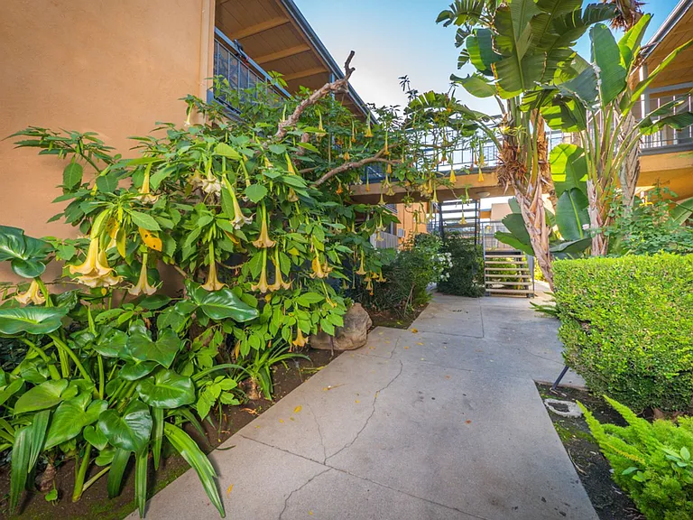 7351 Variel Ave — Photo 27