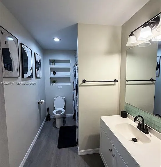 370 Hand Ave — Photo 3