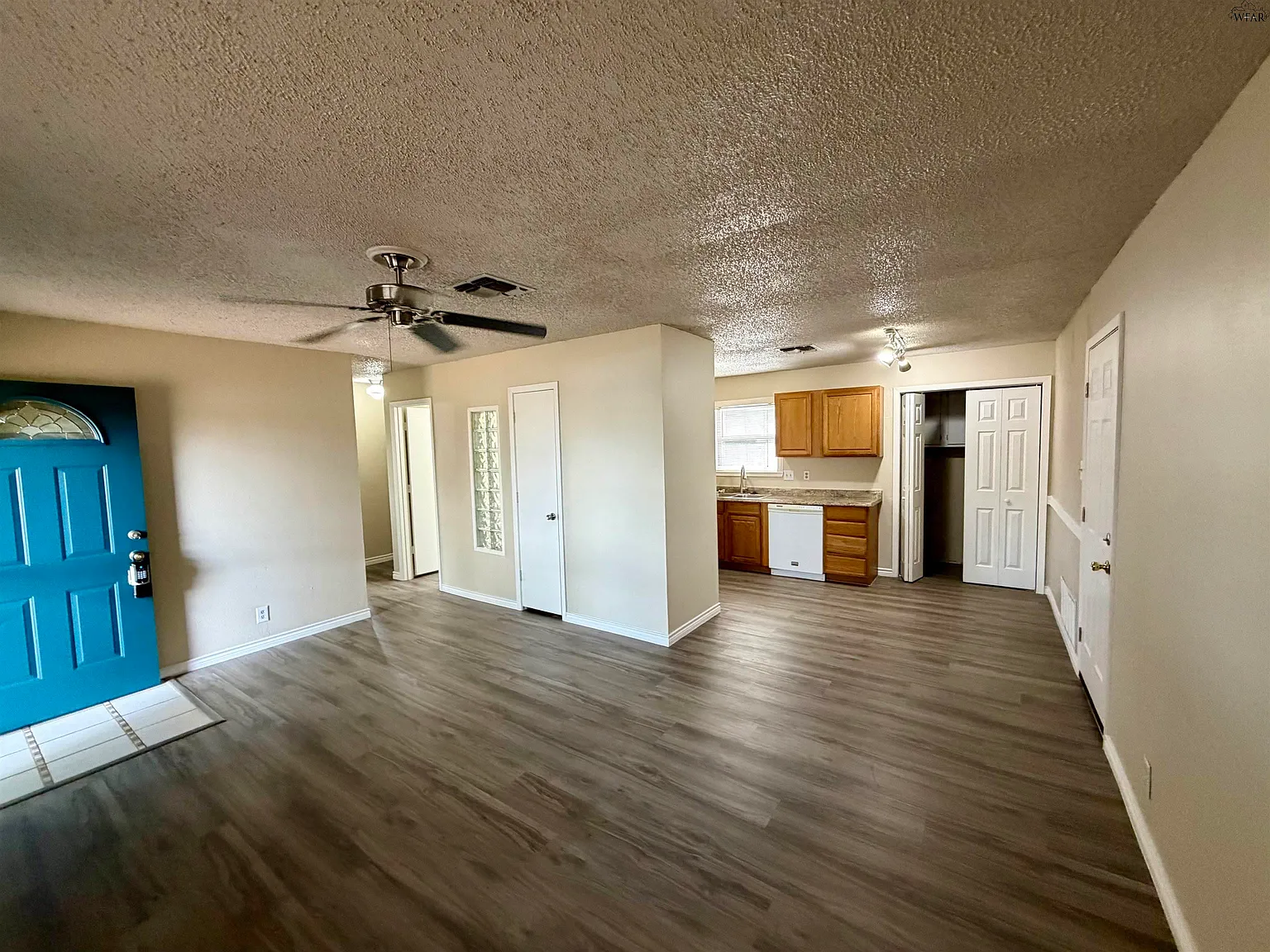 3 bed, 1.0 bath, 1026 sqft, $1,475 — Photo 3