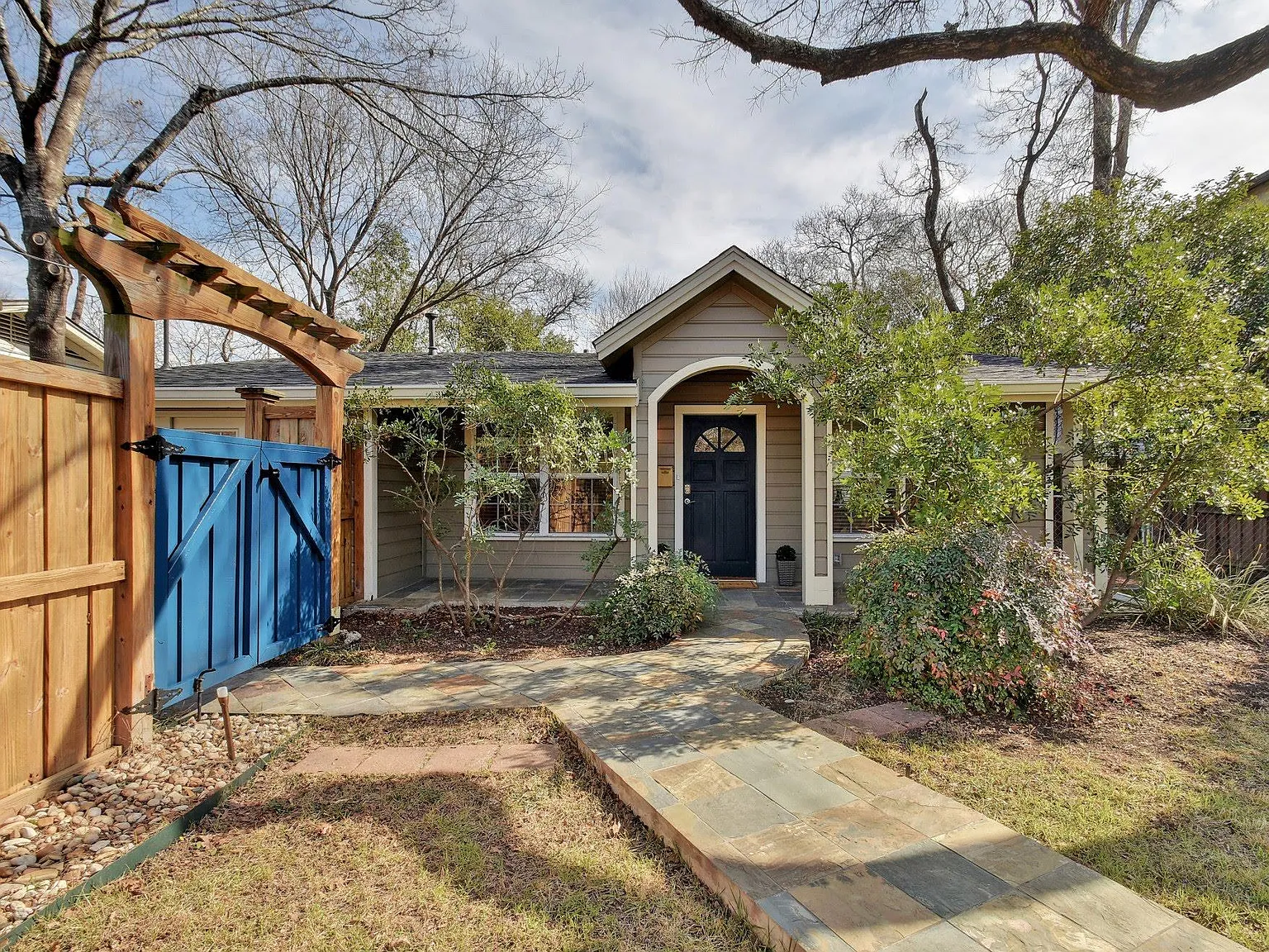 4 bed, 2.0 bath, 2095 sqft, $4,750 — Photo 1