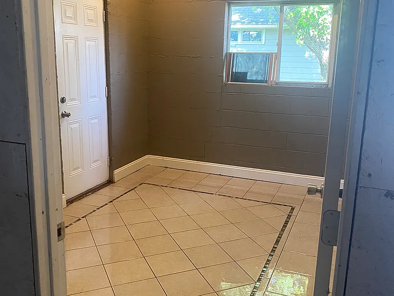 2121 Gay Dr — Photo 12