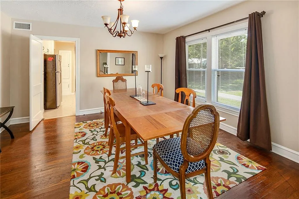 4 bed, 2500 sqft, $2,800 — Photo 3