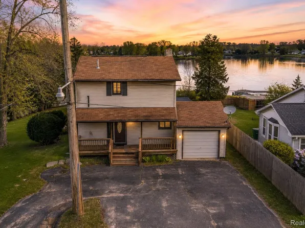 10094 Elizabeth Lake Rd, White Lake, MI 48386