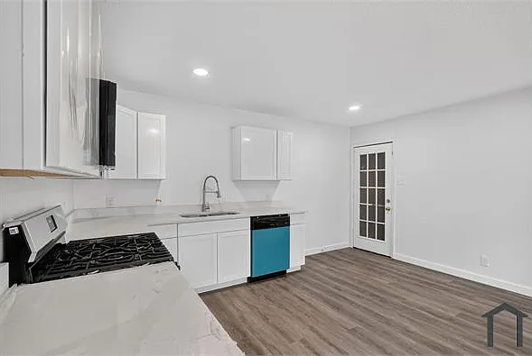 541 NW King St — Photo 10
