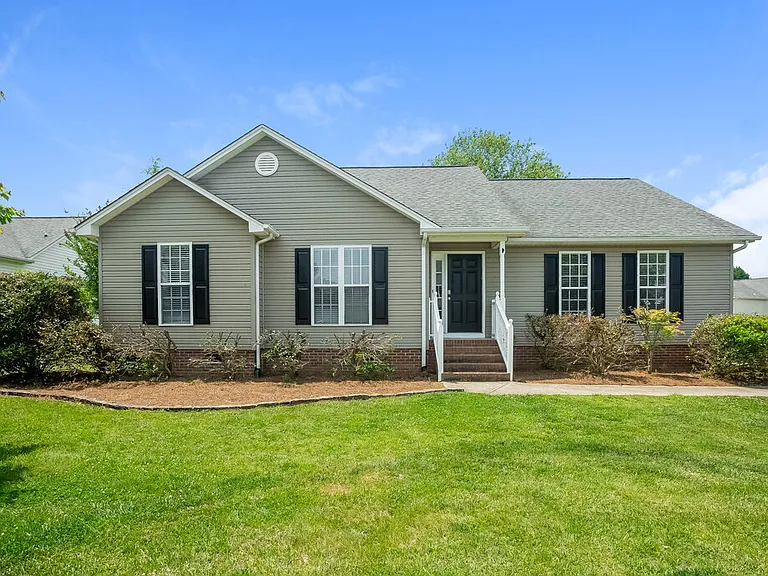 1004 Ayrshire Ln — Photo 1