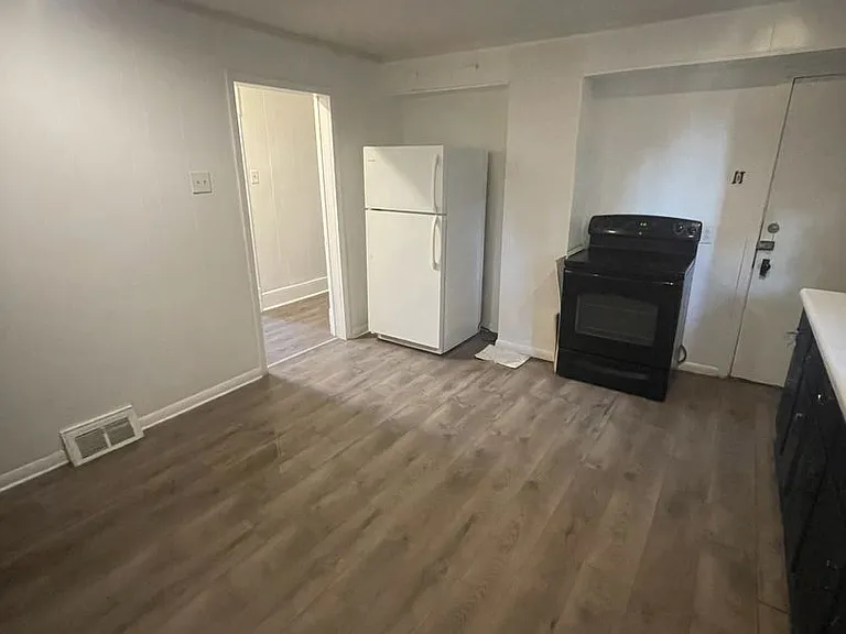 271 Locust Ave — Photo 2