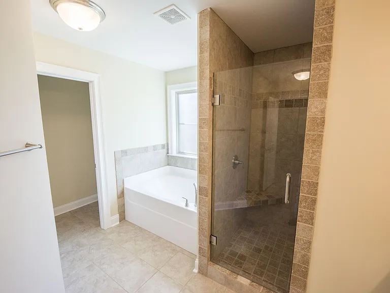 2304 Snowshill Ln — Photo 10