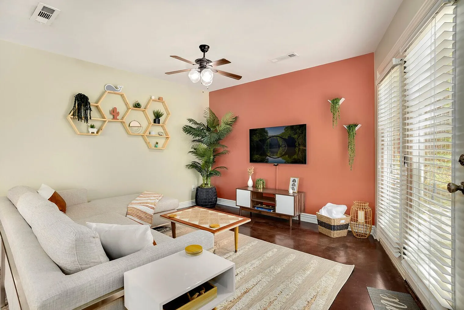 6 bed, 5.0 bath, 3799 sqft, $8,256 — Photo 3