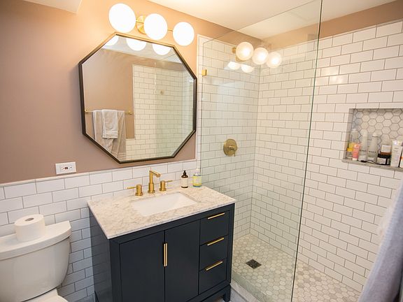 3rd image of 2525 N Sheffield Ave APT 1F