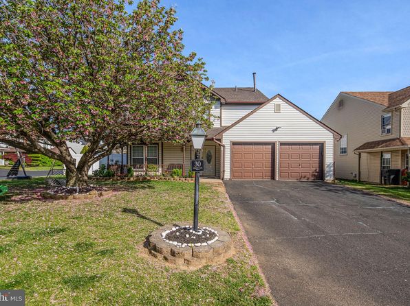 30 Country Lane Dr, Philadelphia, PA 19115