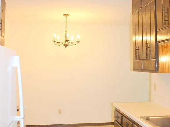 3rd image of 83 Arlington Ave W APT 307