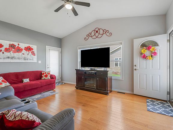 3rd image of 3884 Stadium St
