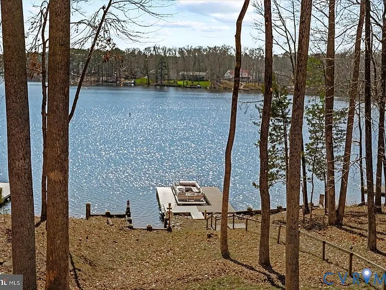 686 Lake Caroline Dr — Photo 12