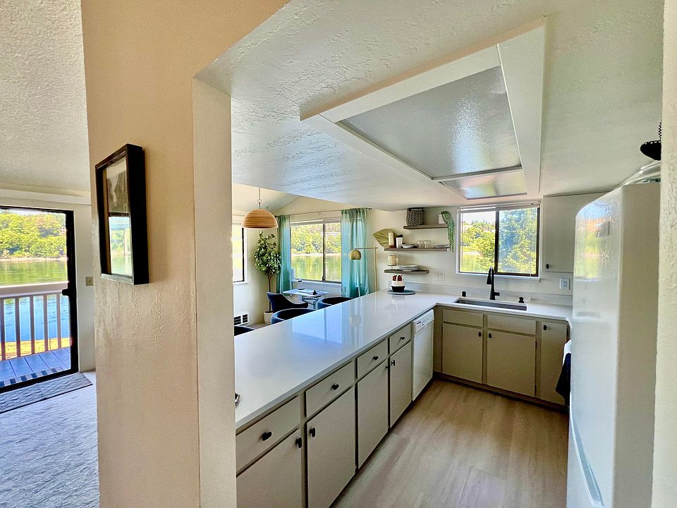 The inlet wraps around the home so that 3 sides have views!