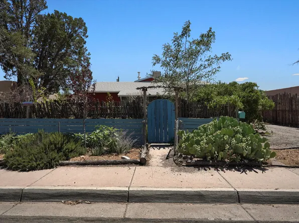 806 Delamar Ave NW, Albuquerque, NM 87107