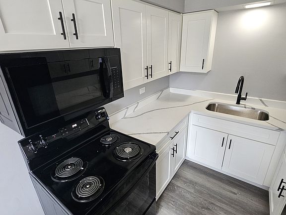 3rd image of 6929 Pershing Rd APT 5