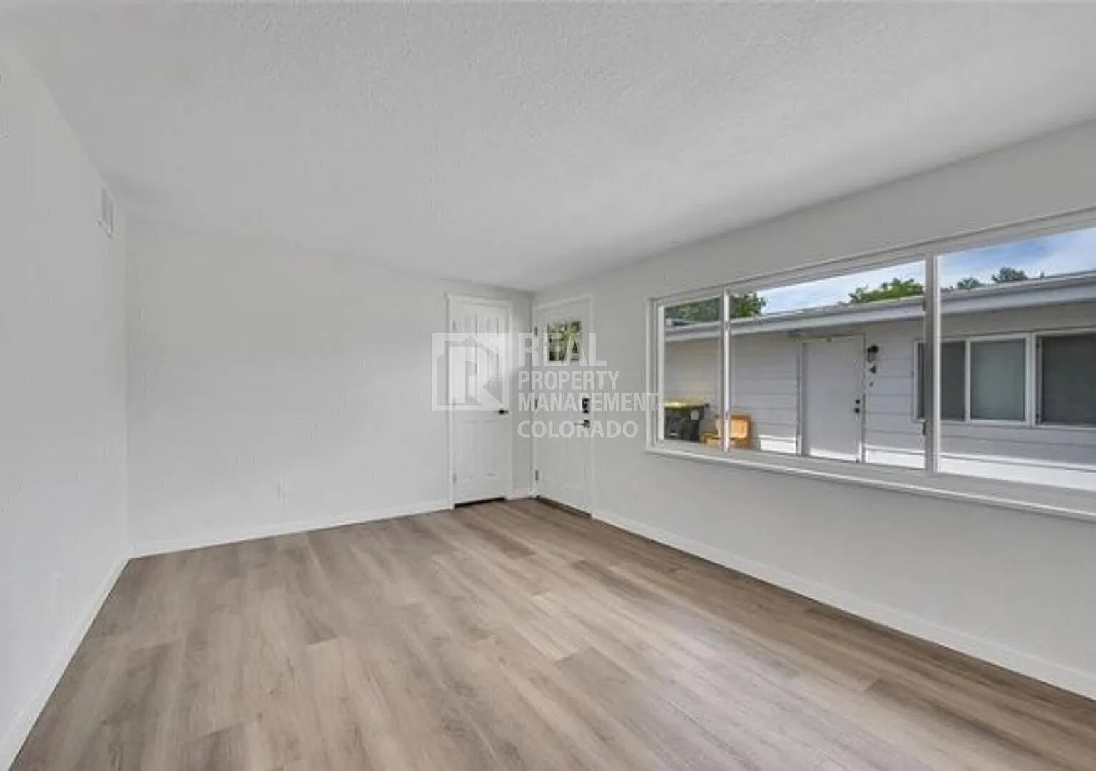 Beautifully Remodeled 1 Bedroom Near Downtown Colorado Springs! — Photo 2