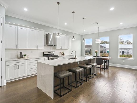 5th image of 212 Warrington Dr