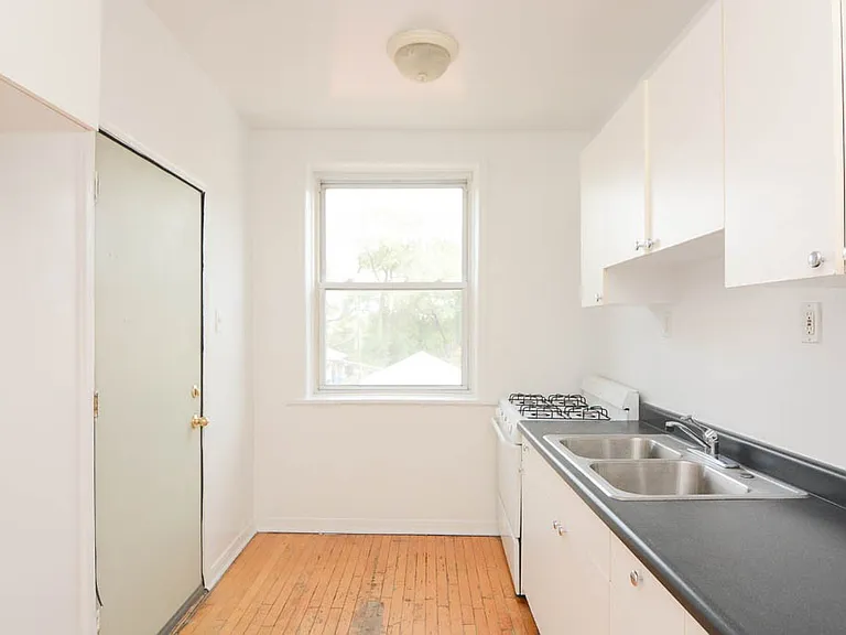 3042 W Wellington Ave #3 — Photo 2