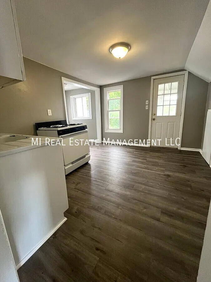 2 bed, 1.0 bath, 800 sqft, $1,325 — Photo 2