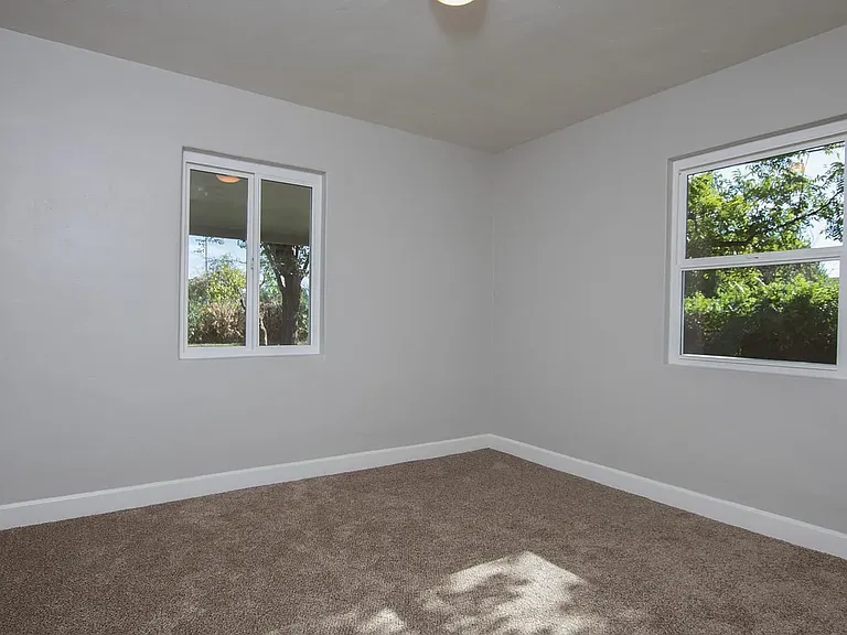 2201 E Fairmount Ave — Photo 24