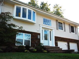 21W655 Huntington Rd, Glen Ellyn, IL 60137