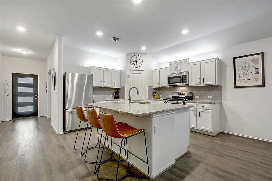 4 bed, 2.0 bath, 1926 sqft, $2,100 — Photo 3