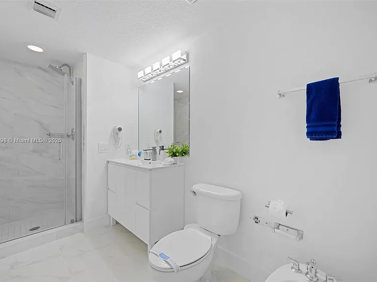 18100 N Bay Rd #708 — Photo 16