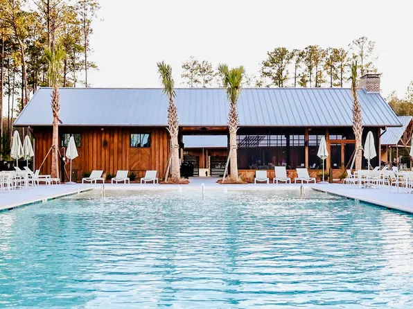 945 Longleaf Dr, Richmond Hill, GA 31324