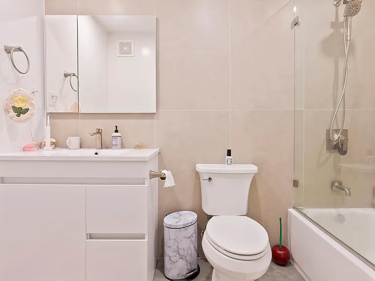 251 W 19th St #2C — Photo 11