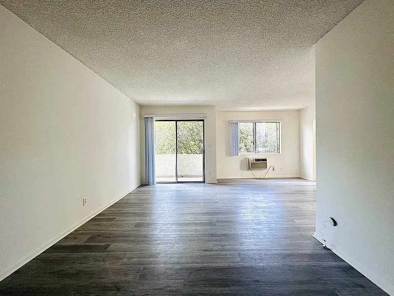 Lido Apartments - 10535 Rose Ave — Photo 18