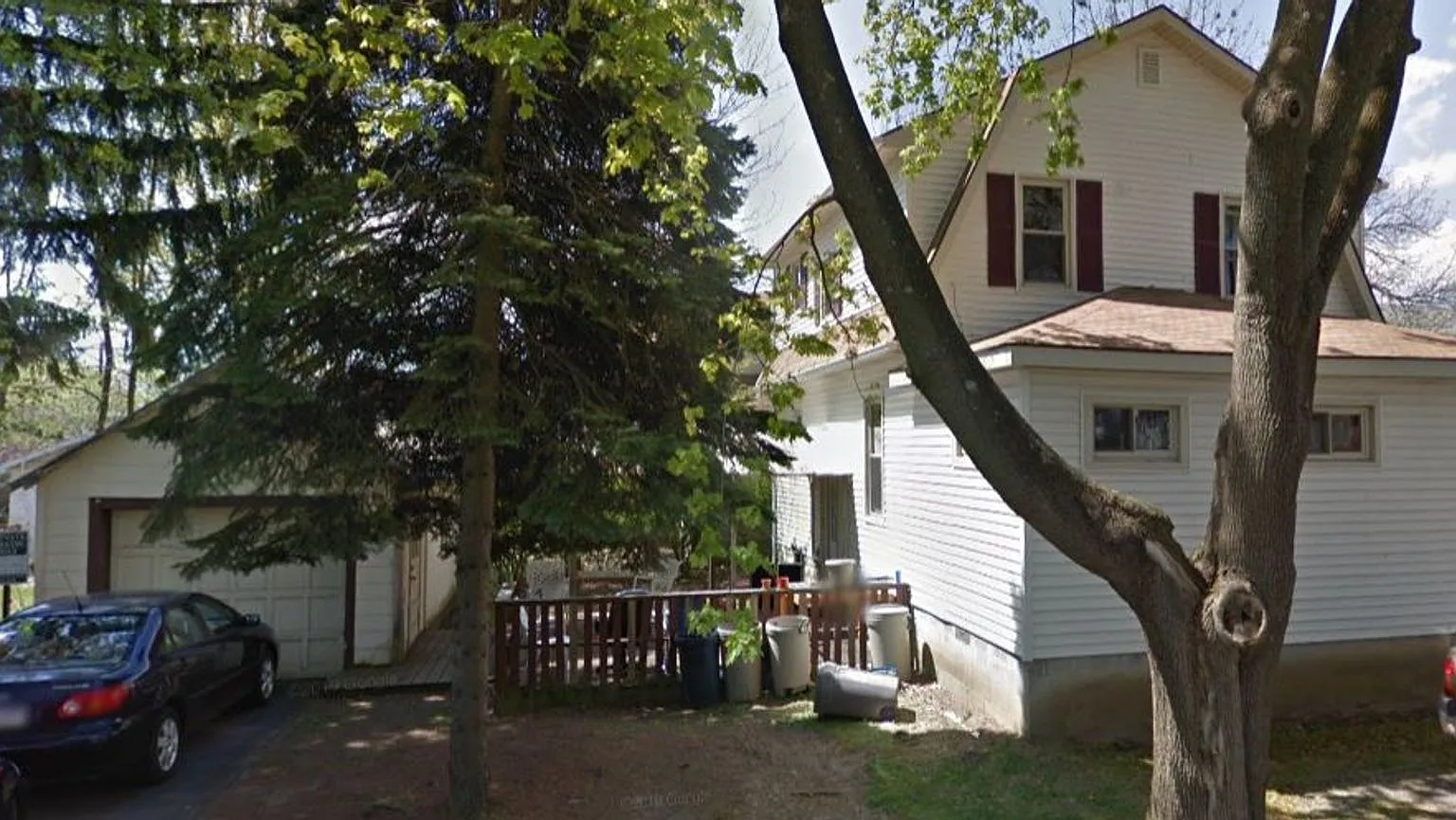 3-Bedroom House with Free Parking and On-site Washer/Dryer — Photo 1