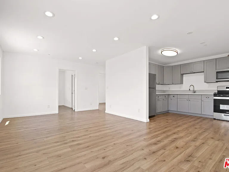 649 W 92nd St — Photo 2