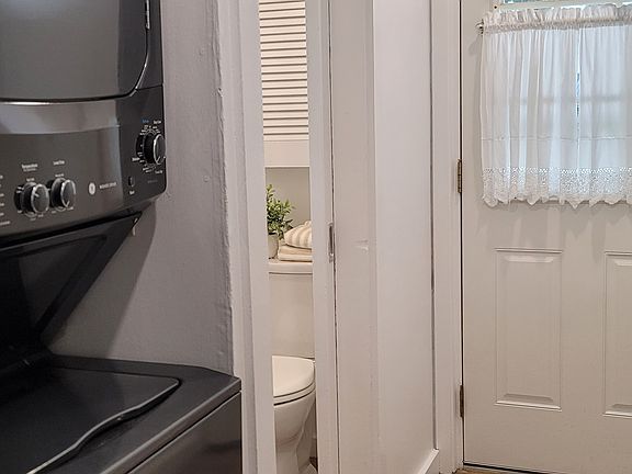 Washer/Dryer, half bath