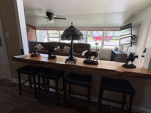 4th image of 402 Sapphire St