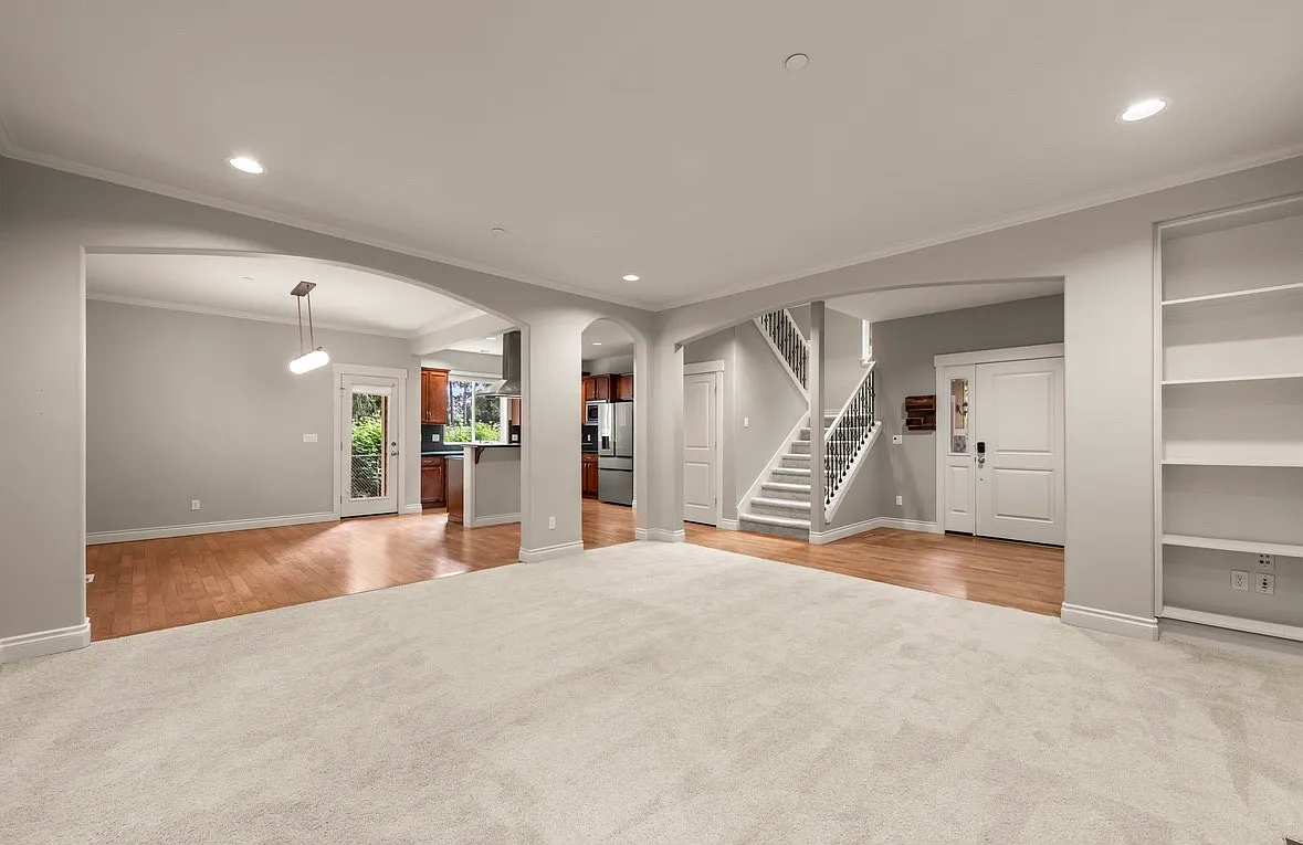 4 bed, 2318 sqft, $4,800 — Photo 3