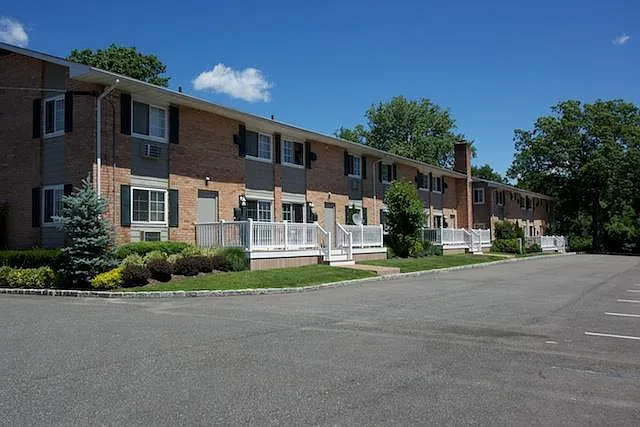 Fairfield Court — Photo 14