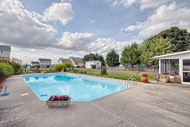 2nd image of 117 Wheatland Dr