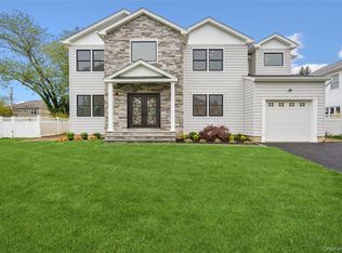 15 Lorraine St, Syosset, NY 11791