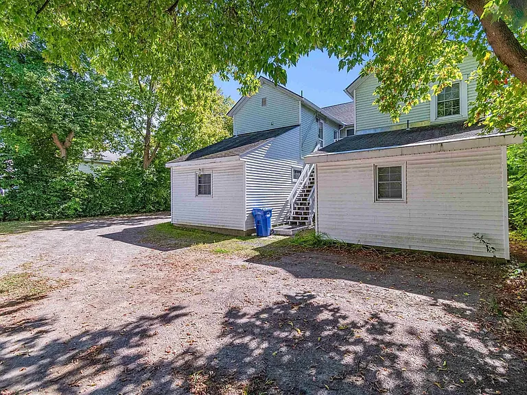 30-32 Sherman St - Lakefront Living, Right in the Heart of Burlington — Photo 8