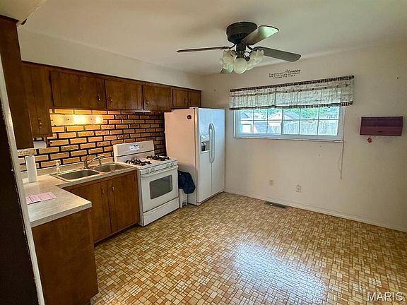 3rd image of 20 Tulip Ave