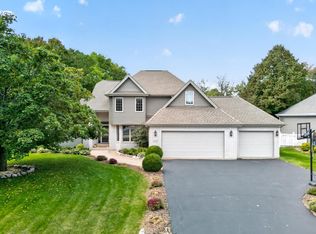 9176 Forest Ridge Dr, Roscoe, IL 61073
